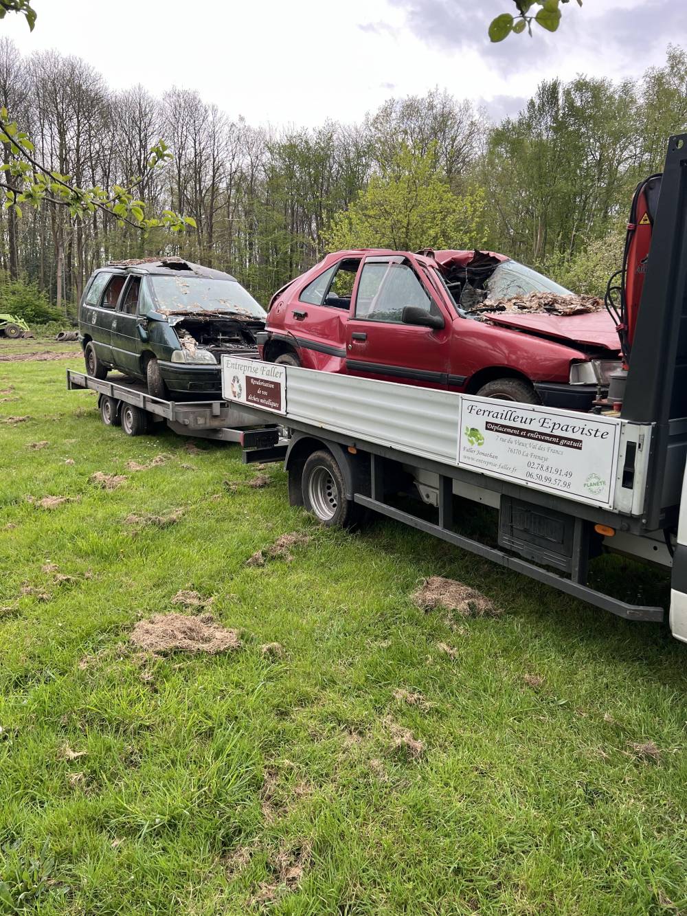 Renault espace et une Peugeot 106