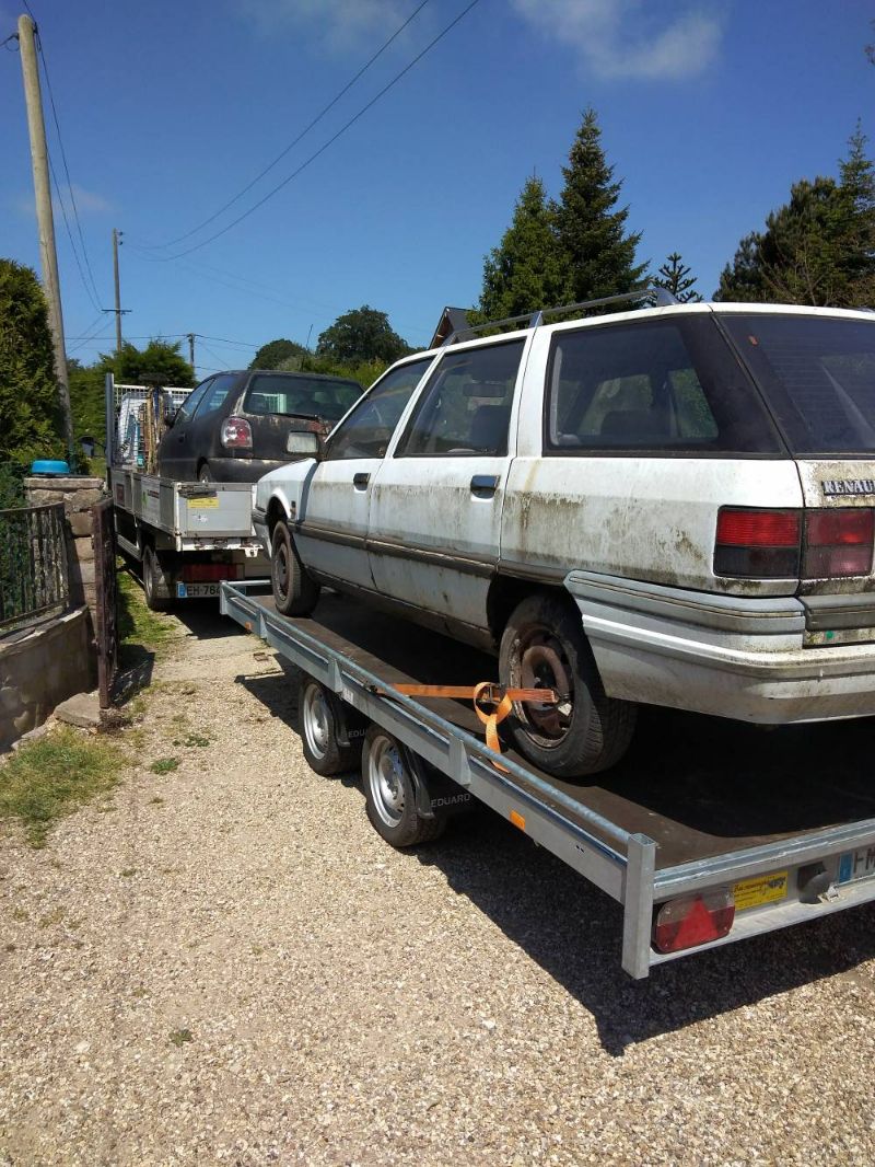 Polo et une Renault 21